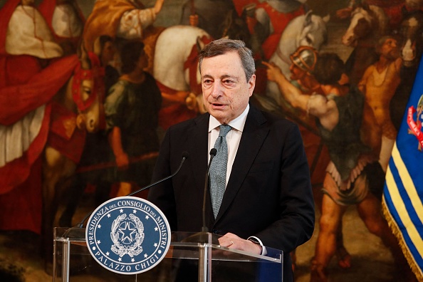 Le Premier ministre italien Mario Draghi prononce un discours sur la situation en Ukraine au Palazzo Chigi de Rome le 24 février 2022. Photo de Remo CASILLI/POOL/AFP via Getty Images.