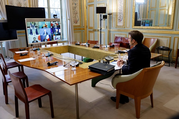 Le président français Emmanuel Macron participe à une vidéoconférence avec les dirigeants du G7 sur la situation en Ukraine, au palais de l'Élysée à Paris, le 24 février 2022.  (LUDOVIC MARIN/POOL/AFP via Getty Images)