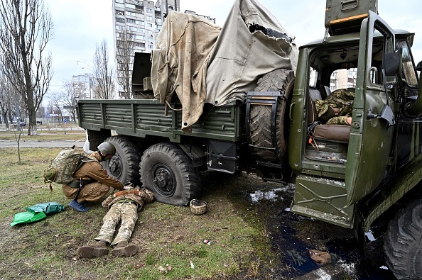Des membres d'un raid russe ont été abattus lors d'une escarmouche dans la capitale ukrainienne de Kiev en février 25, 2022. Photo de SERGEI SUPINSKY/AFP via Getty Images.