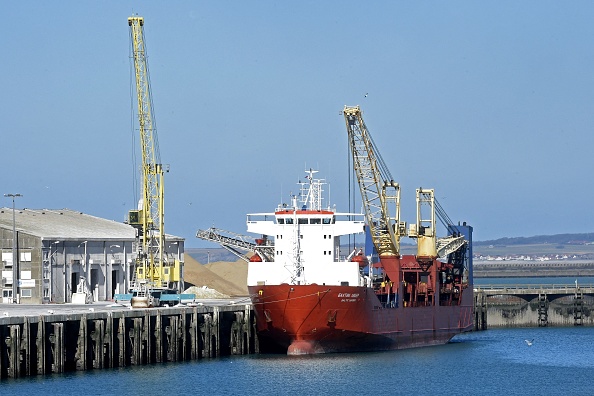 L'imposant roulier à la coque rouge, visible de loin, était amarré à quai dans une zone peu fréquentée du port, à distance des autres bateaux. (Photo FRANCOIS LO PRESTI/AFP via Getty Images)