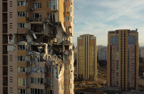 -Cette vue générale montre des dommages aux étages supérieurs d'un immeuble à Kiev le 26 février 2022, touché par une roquette russe. Photo de DANIEL LEAL/AFP via Getty Images.