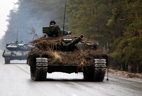 Des chars ukrainiens se déplacent sur une route avant une attaque dans la région de Lugansk, le 26 février 2022.  (Photo :  ANATOLII STEPANOV/AFP via Getty Images)