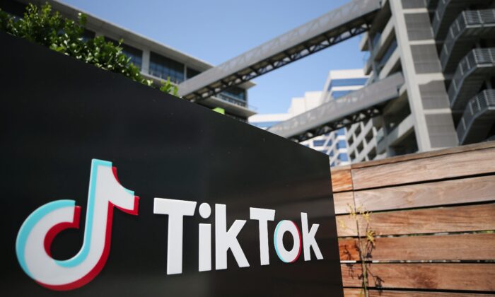 Le logo de TikTok affiché à l'extérieur d'un bureau de TikTok, le 27 août 2020, à Culver City, en Californie (Mario Tama/Getty Images).