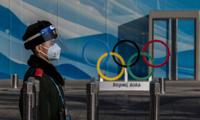 Un officier de police monte la garde à l'intérieur de la bulle en boucle fermée pour les Jeux olympiques d'hiver de Pékin 2022, près du centre principal des médias au Parc olympique de Pékin, le 29 janvier 2022. (Kevin Frayer/Getty Images)
