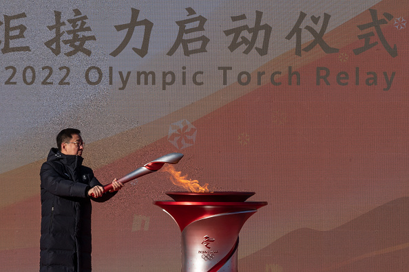 Le vice-Premier ministre chinois Han Zheng allume la torche lors de la cérémonie de lancement du relais de la flamme olympique d'hiver de Pékin 2022 le 2 février 2022 Chine. Photo de Kevin Frayer/Getty Images.