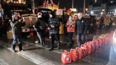 La police d’Ottawa saisit du carburant sur le site de protestation du Convoi de la liberté et arrête ceux qui viennent les ravitailler