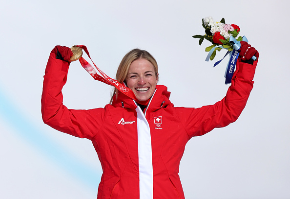 La médaillée d'or Lara Gut-Behrami de l'équipe suisse lors de la cérémonie de remise des médailles du Super-G féminin à Beijing 2022, le 11 février 2022 à Yanqing, Chine. Photo par Alex Pantling/Getty Images.