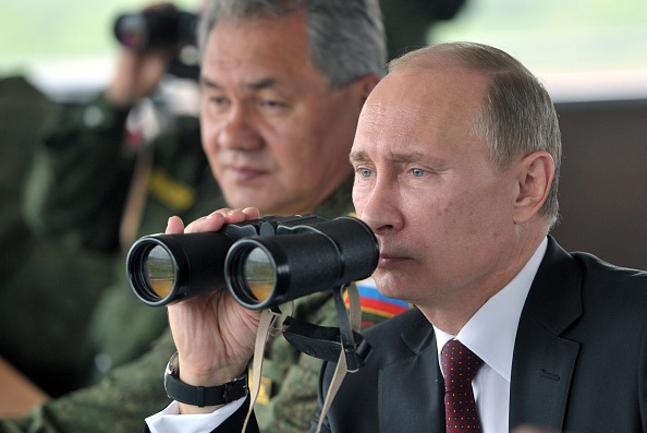 -Illustration- Le président russe Vladimir Poutine et le ministre de la Défense Sergueï Choïgou inspectent des exercices militaires. Photo by -/RIA-NOVOSTI/AFP via Getty Image.