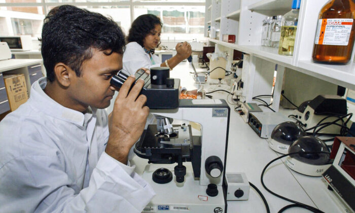 Image d'archive de scientifiques indiens travaillant dans un laboratoire de la société pharmaceutique britannique AstraZeneca PLC à Bangalore. (Indranil Mukherjee/AFP via Getty Images)
