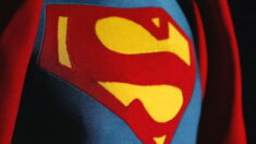 Chute des ventes du nouveau Superman pro-migrants et bisexuel aux États-Unis