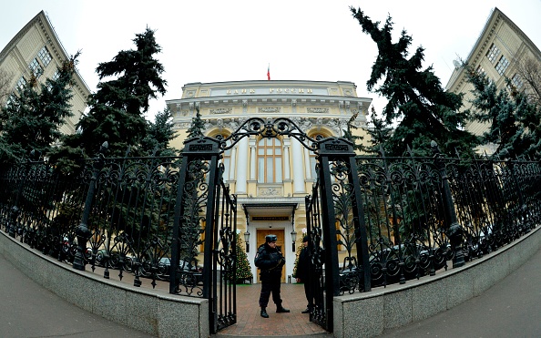 L'entrée du siège de la Banque centrale à Moscou. (Photo : YURI KADOBNOV/AFP via Getty Images)