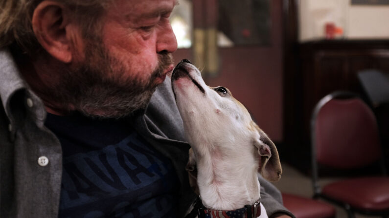 Cet homme à la rue avec son chien Chester (Photo de Spencer Platt/Getty Images)