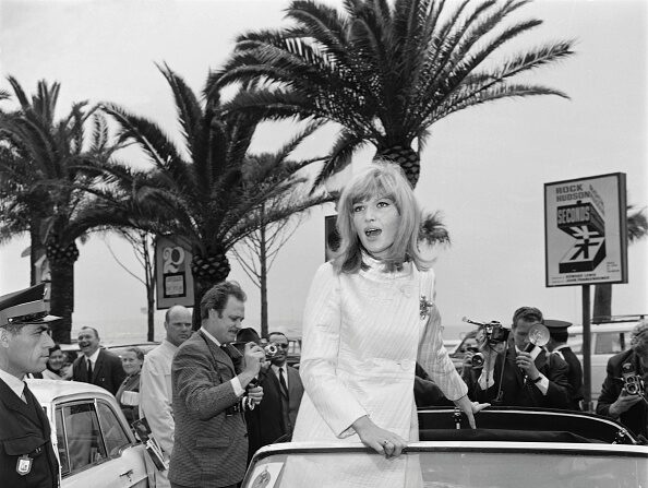 -L'actrice italienne Monica Vitti arrive à l'hôtel Carlton lors du 19e Festival de Cannes, le 7 mai 1966. Photo -/AFP via Getty Images.