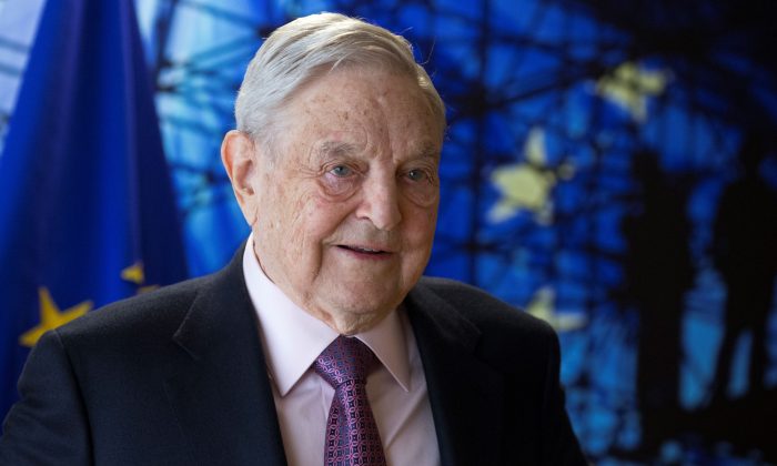George Soros, fondateur et président de l'Open Society Foundations, arrive à une réunion à Bruxelles, Belgique, le 27 avril 2017. (Olivier Hoslet/AFP/Getty Images)