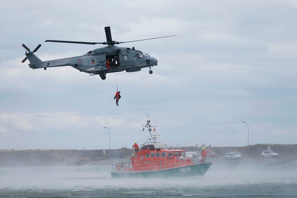 Des membres de la Société nationale de sauvetage en mer (SNSM).    (Photo : CHARLY TRIBALLEAU/AFP via Getty Images)