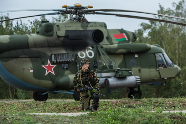 -Un soldat biélorusse garde un hélicoptère sur le terrain d'entraînement militaire, en Biélorussie. (Brendan Hoffman/Getty Images.)