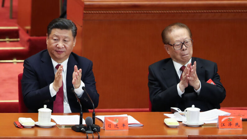 Le président chinois Xi Jinping et l'ancien président chinois Jiang Zemin lors du 19e Congrès du Parti communiste le 24 octobre 2017 à Pékin (Lintao Zhang/Getty Images)