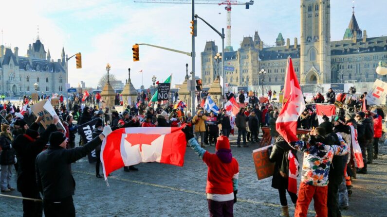 Militants prenant part aux manifestations du Convoi de la liberté, à Ottawa, le 31 janvier 2022. (Jonathan Ren/The Epoch Times)