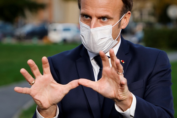 Le président de la République Emmanuel Macron participe à une conférence de presse le 23 octobre 2020 après une réunion avec le personnel de l’hôpital René Dubos, à Pontoise (Val-d’Oise). Crédit : LUDOVIC MARIN/AFP via Getty Images.