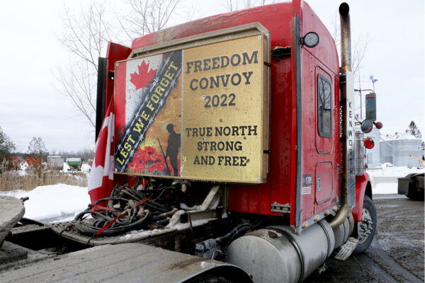 Un camion participant au Convoi de la liberté parti de la région de Montréal le 28 janvier 2021. (Noé Chartier/Epoch Times)