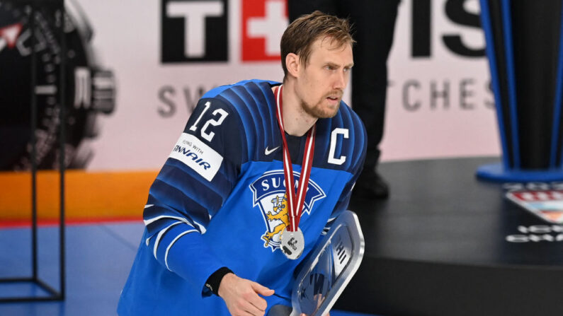 L'attaquant finlandais Marko Anttila (de) réagit après avoir reçu la médaille d'argent et le prix lors du match final du Championnat du monde de hockey sur glace masculin de l'IIHF entre la Finlande et le Canada à l'Arena Riga à Riga, en Lettonie, le 5 juin 2021. (Gints Ivuskans / AFP via Getty Images) 