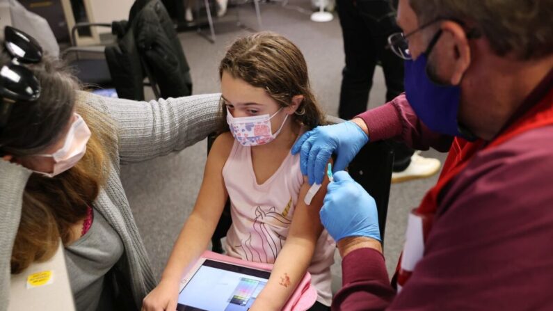Un enfant reçoit le vaccin Pfizer BioNTech COVID-19 au centre gouvernemental du comté de Fairfax à Annandale, en Virginie, le 4 novembre 2021. (Chip Somodevilla/Getty Images)