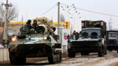 Une vidéo montre un « Tank Man » ukrainien essayant de bloquer un convoi militaire russe