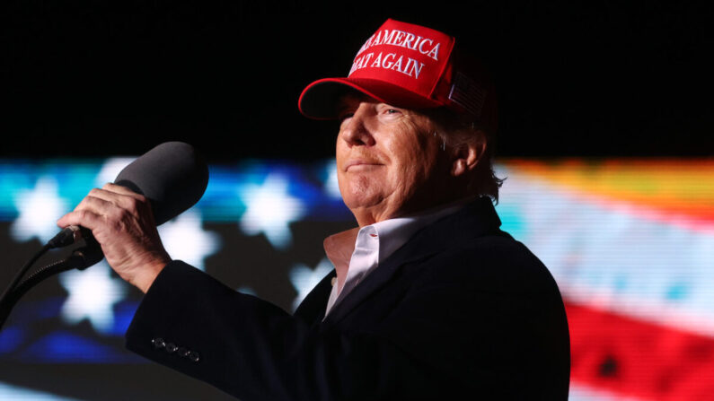 L'ancien président américain Donald Trump se prépare à prendre la parole lors d'un rassemblement sur le terrain du festival Canyon Moon Ranch à Florence, en Arizona, le 15 janvier 2022. (Mario Tama/Getty Images)