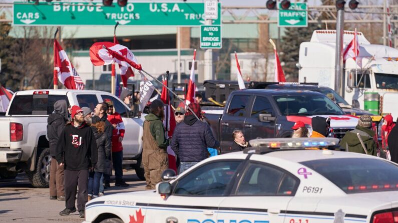 Manifestants mobilisés  contre les mesures anti-Covid lors d'un blocus du poste frontalier de l'Ambassador bridge (Pont Ambassadeur) à Windsor, en Ontario, le 9 février 2022. (Geoff Robins/AFP via Getty Images)