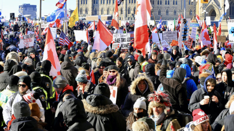 Des personnes se rassemblent sur la colline du Parlement alors que le convoi de camionneurs qui proteste contre les obligations et les restrictions liées au Covid-19 organise des manifestations à Ottawa, le 29 janvier 2022. (Jonathan Ren/The Epoch Times) 