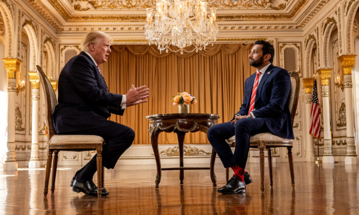 L'ancien président Donald Trump s'entretient avec Kash Patel d'Epoch TV dans sa résidence Mar-a-Lago à Palm Beach, Floride, le 31 janvier 2022. (Epoch Times)