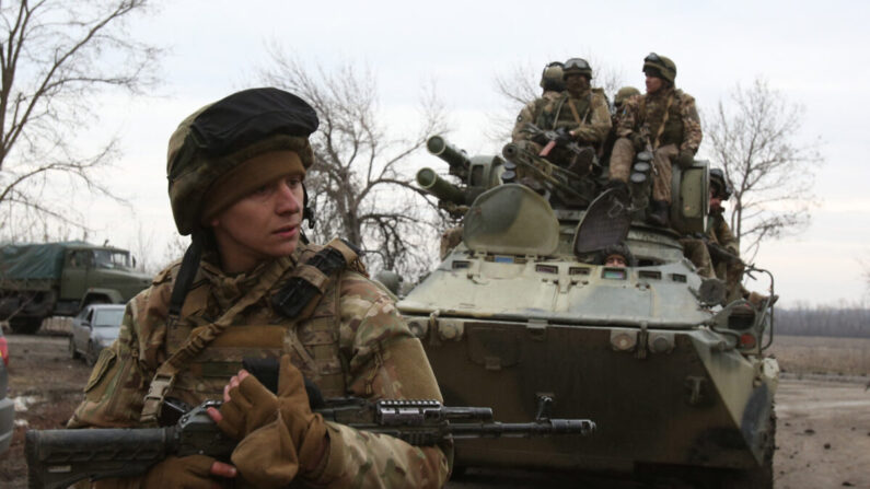 Des militaires ukrainiens se préparent à repousser une attaque dans la région de Lougansk, en Ukraine, le 24 février 2022. (Anatolii Stepanov /AFP via Getty Images)