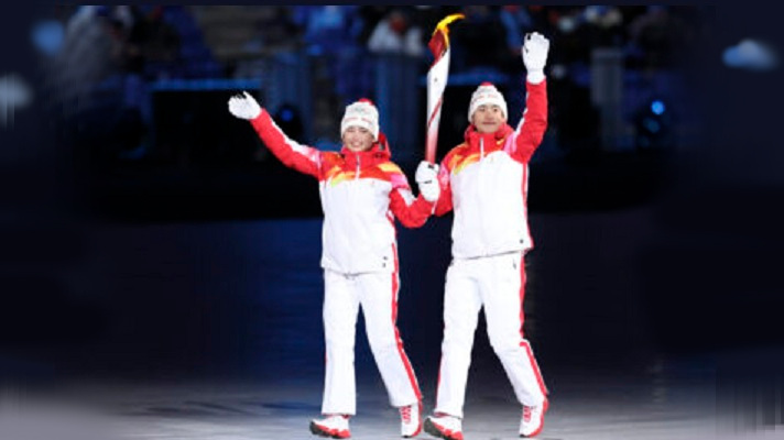  Les athlètes chinois porteurs de la flamme Dinigeer Yilamujian et Zhao Jiawen tiennent la flamme olympique lors de la cérémonie d'ouverture des Jeux olympiques d'hiver de Pékin 2022 au Stade national, le 04 février 2022 à Pékin, en Chine. (Photo par Lintao Zhang/Getty Images)