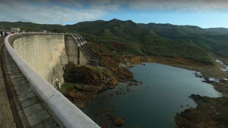 Le barrage hydroélectrique de Yaté (Nouvelle-Calédonie) et le "trou bleu" dans lequel ont disparu deux femmes et une enfant le 12 février. (Capture d'écran/Google Maps)