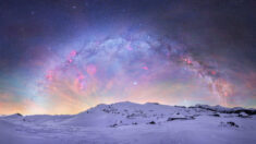 Portraits nébuleux de la Voie lactée dans des paysages hivernaux merveilleux capturés par un astrophotographe en Slovénie