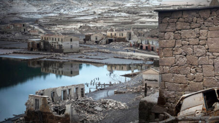 Une ville fantôme espagnole, inondée en 1992, sort de sa tombe aquatique après 30 ans d’immersion