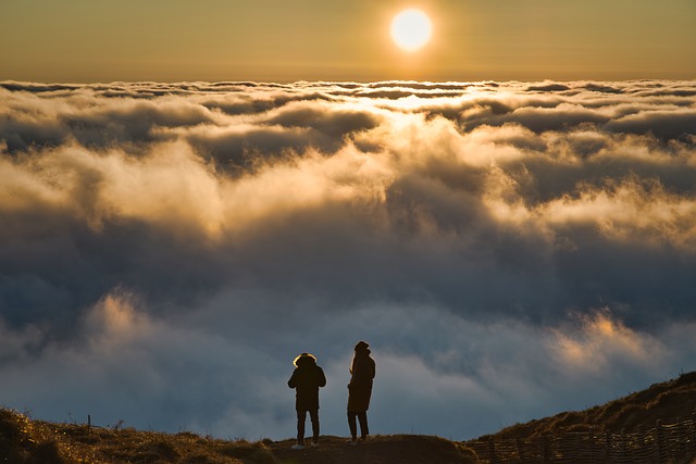 Un lever de soleil au-dessus des nuages : un paysage romantique pour une première rencontre. (Pixabay)
