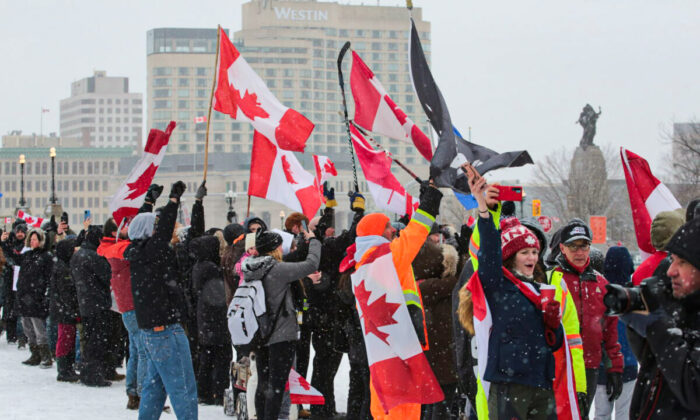 Des milliers de manifestants se sont rassemblés sur la colline du Parlement à Ottawa et ont chanté l'hymne national "Ô Canada", le 12 février 2022. (Richard Moore/Epoch Times)