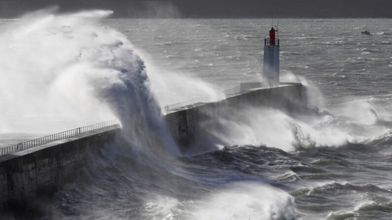 Image d'illustration : plusieurs fois par année lors des tempêtes, des vagues impressionnantes s'élèvent souvent aussi haut que les bâtiments de Saint-Malo (DAMIEN MEYER/AFP via Getty Images)