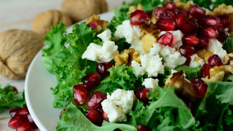 Salade de chou frisé frais aux graines de grenade Par life-is-adventure/Shutterstock