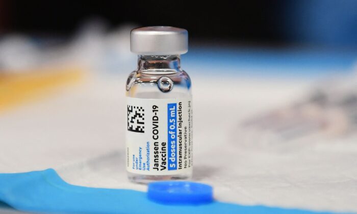Un flacon de vaccin Covid-19 de Johnson & Johnson dans une clinique de vaccination à Los Angeles, Californie, le 15 décembre 2021. (Frederic J. Brown/AFP via Getty Images)