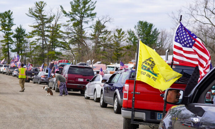 Des camions et des voitures quittant le Hagerstown Speedway à Hagerstown, dans le Maryland, le 19 mars 2022, pour rejoindre le Capital Beltway. (Terri Wu/Epoch Times)