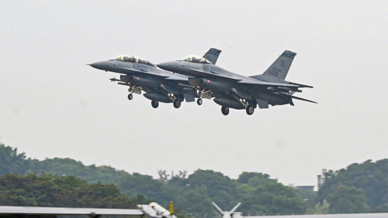 Deux chasseurs F-16V de fabrication américaine survolent une base aérienne à Chiayi, dans le sud de Taïwan, le 5 janvier 2022. (Sam Yeh/AFP via Getty Images)