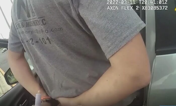 Une capture d'écran d'une vidéo publiée par le bureau du shérif du comté de Volusia en Floride montre un adolescent arrêté dans le cadre du « défi Orbeez ». (Bureau du shérif du comté de Volusia/Capture d'écran via The Epoch Times).