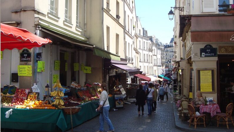 Rue Mouffetard (LPLT, CC BY-SA 3.0 , via Wikimedia Commons)
