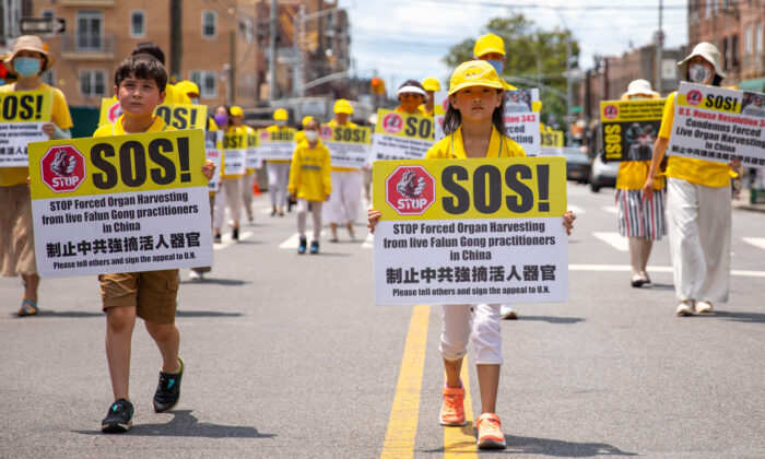 Des pratiquants de Falun Gong participent à une parade marquant la 22e année de la persécution du Falun Gong en Chine, à Brooklyn, N.Y., le 18 juillet 2021. (Chung I Ho/The Epoch Times)