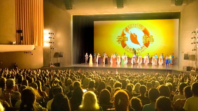 Shen Yun Performing Arts International Company , lors du rappel, au Blaisdell Concert Hall de Honolulu, le 26 mars 2022. (NTD)