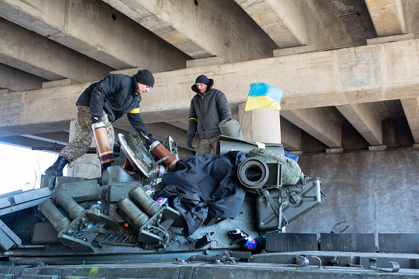 Des soldats ukrainiens s’activent sur un véhicule blindé de transport de troupes près de Brovary, dans l’oblast de Kiev, le 10 mars 2022. Crédit : Anastasia Vlasova/Getty Images.