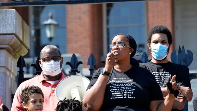 Monica Cannon-Grant (Au centre) lors d'un rassemblement Black Lives Matter à Boston, dans le Massachusetts, le 22 juin 2020. (Joseph Prezioso/AFP via Getty Images)