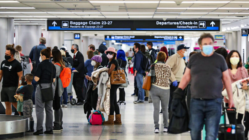 Des personnes rassemblent leurs bagages après leur arrivée à l'aéroport international de Miami dans un avion en provenance de New York, le 1er février 2021, à Miami, en Floride. (Joe Raedle/Getty Images)